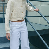 Kurze Bouclé-Jacke mit goldenen Knöpfen