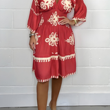 Elegantes Kleid mit Muster und V-Ausschnitt – perfekt für jeden Anlass