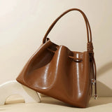 Friederike | Glänzende Handtasche mit Kordelzug