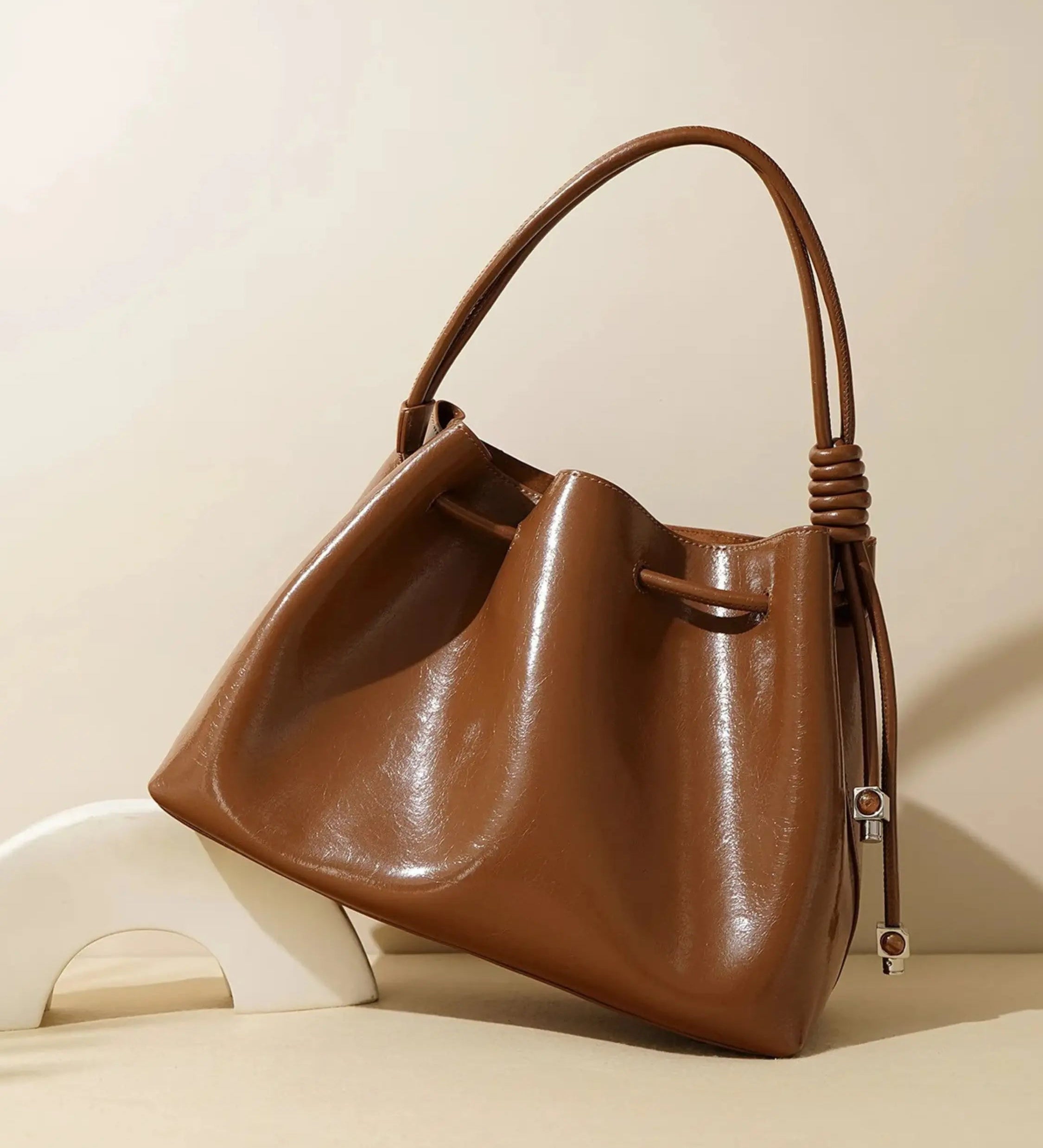 Friederike | Glänzende Handtasche mit Kordelzug