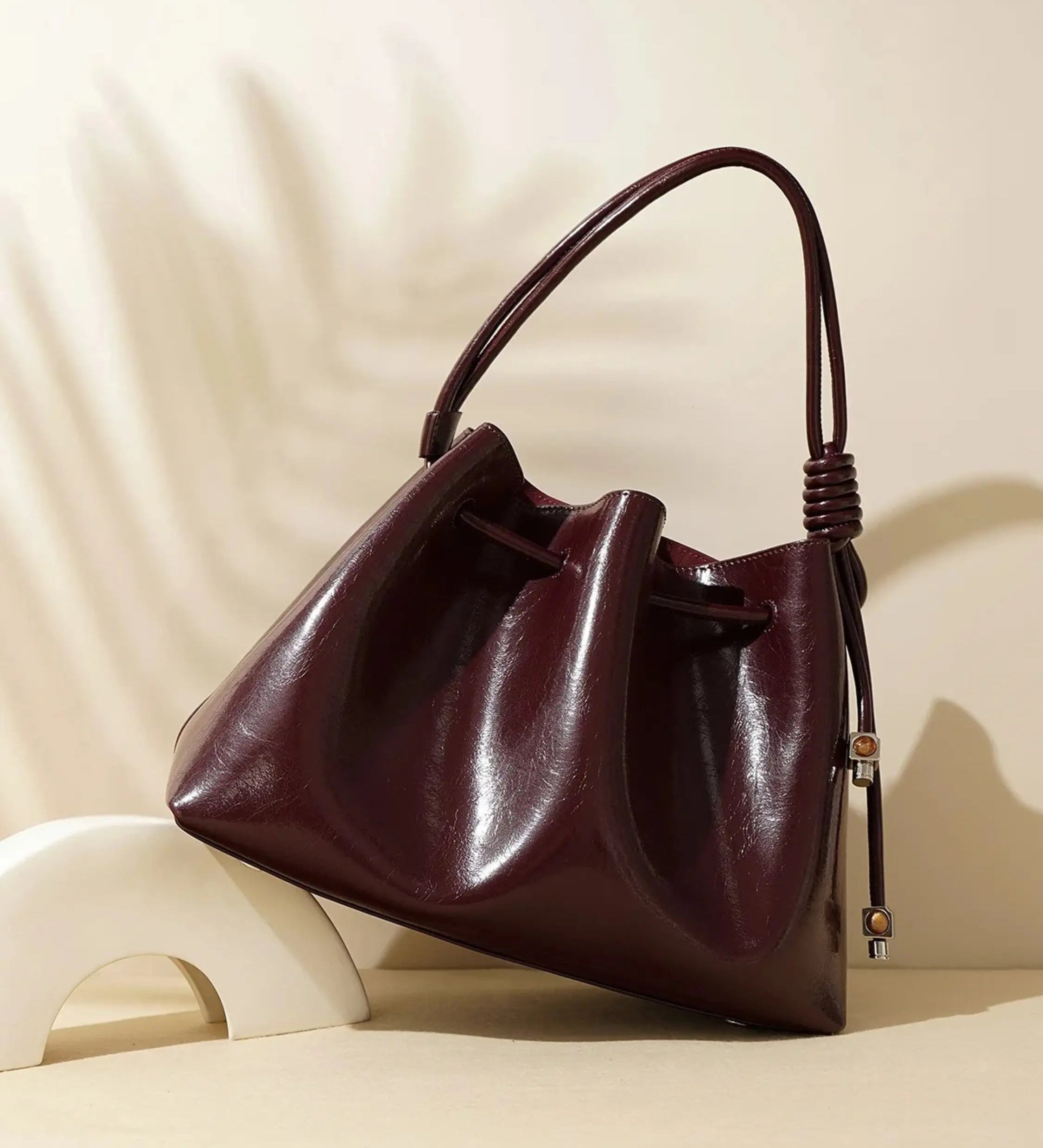 Friederike | Glänzende Handtasche mit Kordelzug