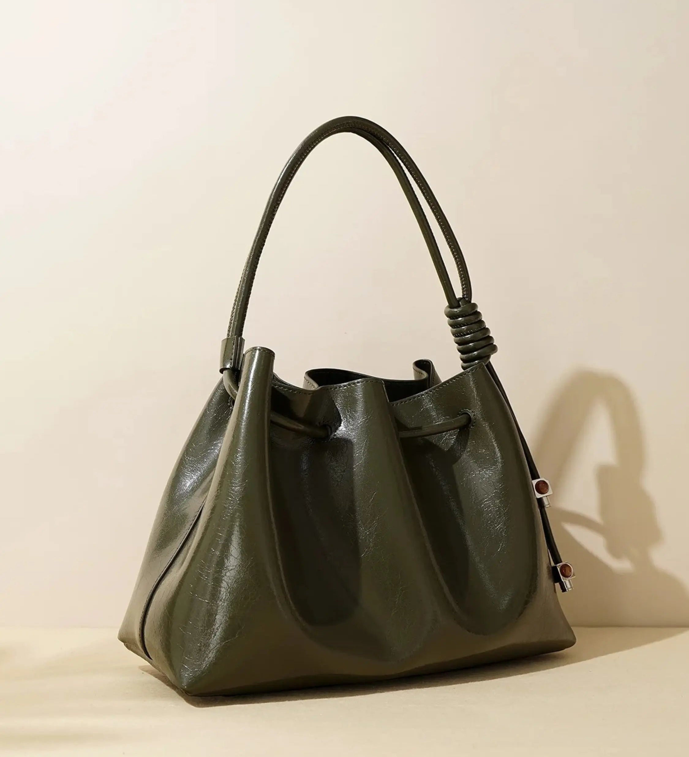 Friederike | Glänzende Handtasche mit Kordelzug