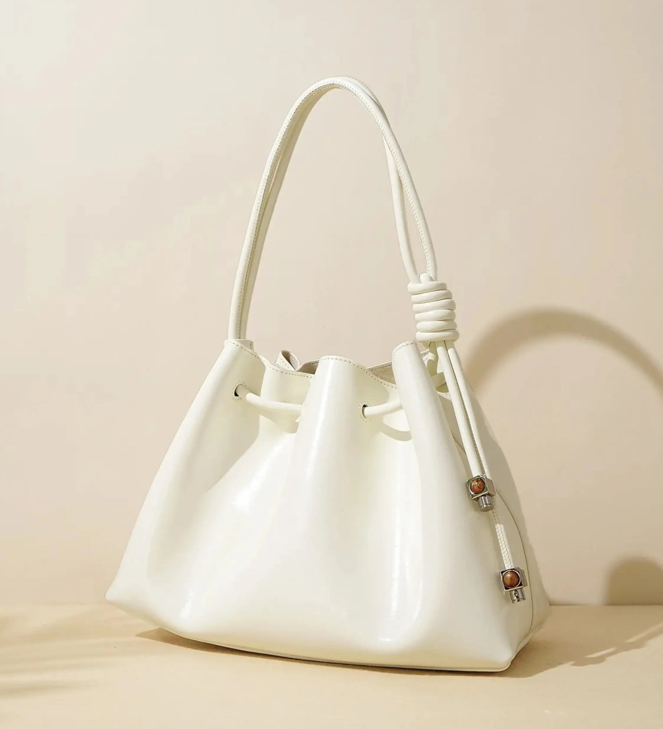 Friederike | Glänzende Handtasche mit Kordelzug