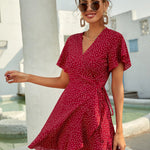 Rotes Wickelkleid mit weißen Punkten – Damen Sommerkleid mit V-Ausschnitt und Volantsaum