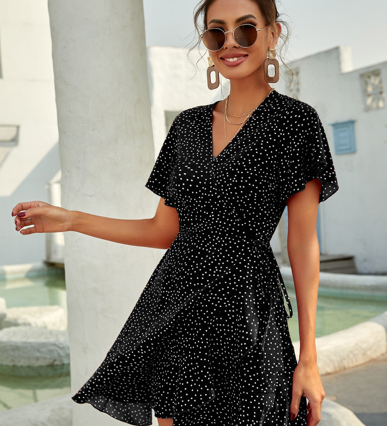 Rotes Wickelkleid mit Punkten – Sommerliches Kurzkleid mit Volants