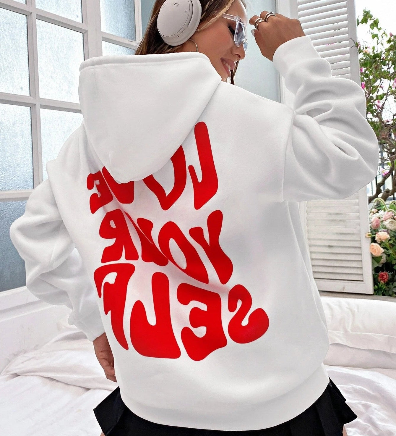 Oversized Hoodie Damen – Schwarzer Kapuzenpullover mit „Love Yourself“ Rückendruck