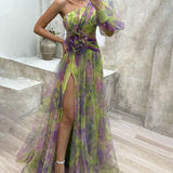 Asymmetrisches Abendkleid – One-Shoulder Maxikleid mit Blumenapplikation & Schlitz