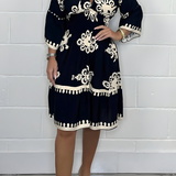 Elegantes Kleid mit Muster und V-Ausschnitt – perfekt für jeden Anlass