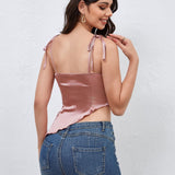 Erika | Kurzes rosa Satin-Top mit asymmetrischem Schnitt und Schnürung