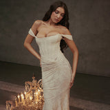 Schulterfreies Spitzen-Abendkleid mit figurbetonter Passform