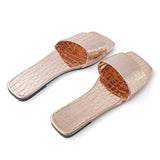 Elegante Metallic-Slides mit Krokodilleder-Prägung