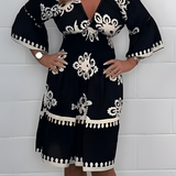 Elegantes Kleid mit Muster und V-Ausschnitt – perfekt für jeden Anlass