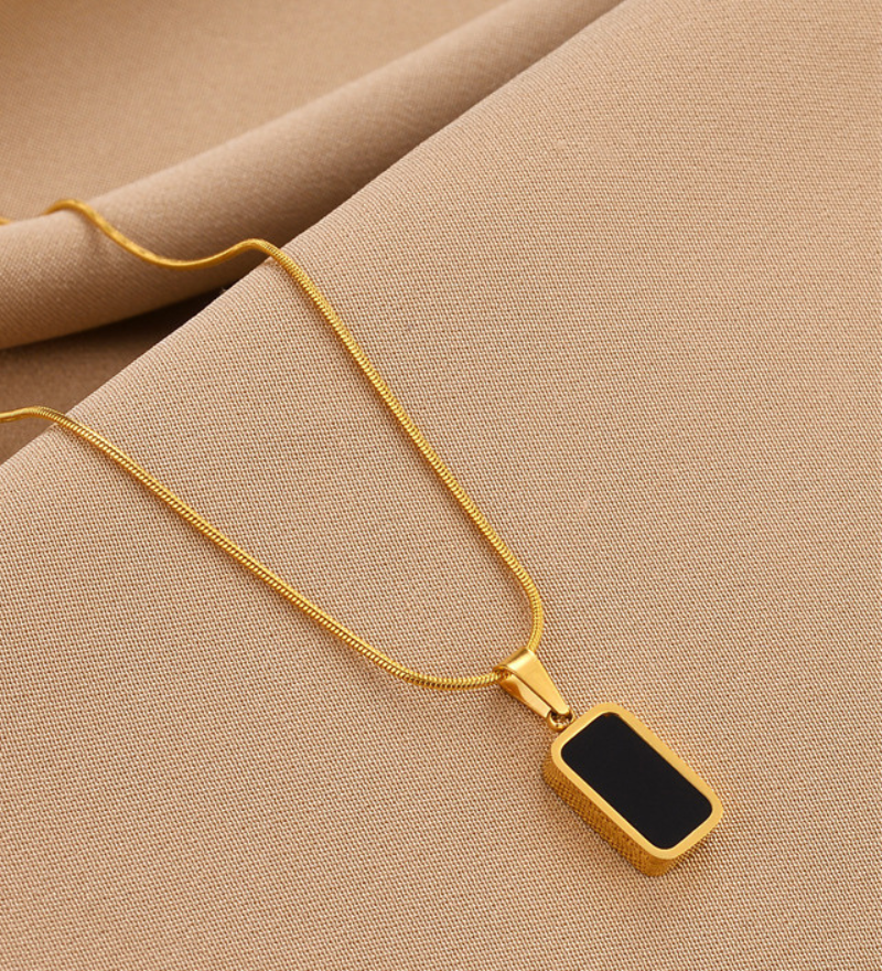 Colton | Halskette mit rechteckigem Anhänger in Gold & Schwarz