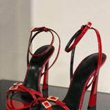 Olive | Lackleder Riemchenabsätze mit goldenen Schnallenakzenten