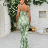 Figurbetontes Maxikleid mit Blumenmuster und Schleifendetails – femininer Sommertraum