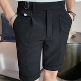 Parker | Maßgeschneiderte Plisseeshorts mit verstellbaren Seitenschnallen