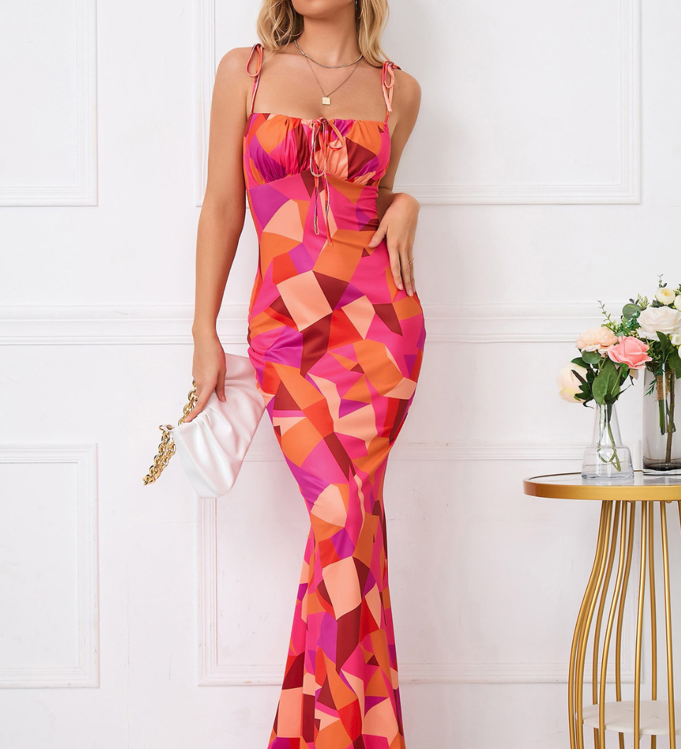 Figurbetontes Maxikleid mit Blumenmuster und Schleifendetails – femininer Sommertraum