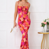 Figurbetontes Maxikleid mit Blumenmuster und Schleifendetails – femininer Sommertraum