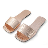 Elegante Metallic-Slides mit Krokodilleder-Prägung
