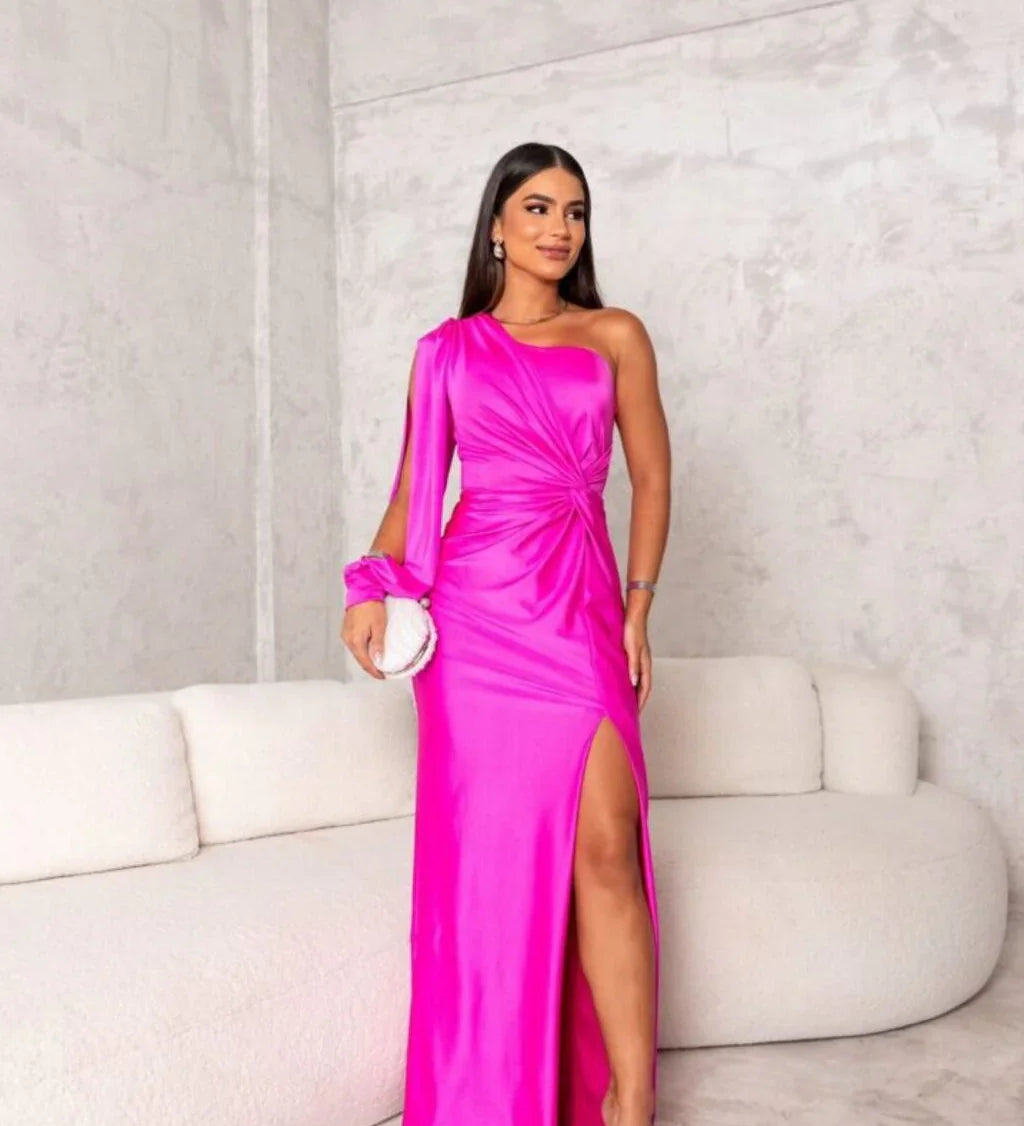 Asymmetrisches Satinkleid – One-Shoulder Abendkleid mit Schlitz & Drapierung