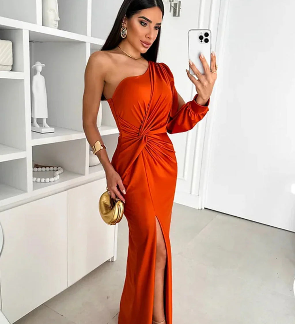 Asymmetrisches Satinkleid – One-Shoulder Abendkleid mit Schlitz & Drapierung