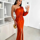 Asymmetrisches Satinkleid – One-Shoulder Abendkleid mit Schlitz & Drapierung