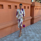 Satiniertes Wickelkleid – Midikleid mit Bindegürtel & abstraktem Muster