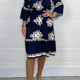 Elegantes Kleid mit Muster und V-Ausschnitt – perfekt für jeden Anlass