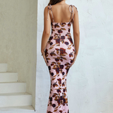 Figurbetontes Maxikleid mit Blumenmuster und Schleifendetails – femininer Sommertraum