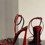 Olive | Lackleder Riemchenabsätze mit goldenen Schnallenakzenten