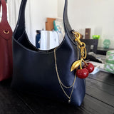 Amelia | Stilvolle Damen-Tasche in Schwarz mit Kirschanhänger – Zeitlos und einzigartig