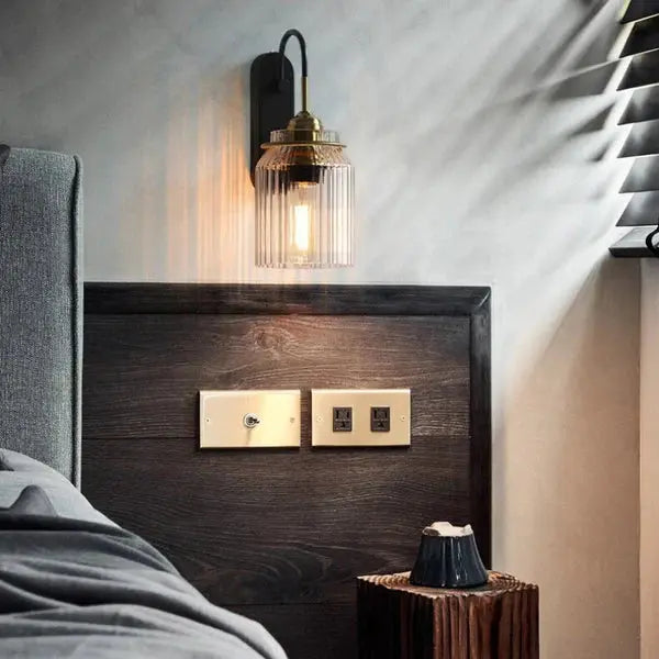 HeritageIllume - Vintage wandlamp met geribbelde glazen kap Zendoo.de