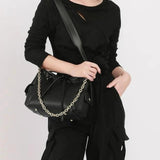 Zipporah | Leder Schultertasche mit Kettenakzent