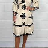 Elegantes Kleid mit Muster und V-Ausschnitt – perfekt für jeden Anlass