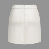 Selene | Moderner Kunstleder-Minirock mit seitlichem Reißverschluss und asymmetrischem Schlitz