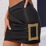 Lyra | Figurbetonter Kunstleder-Minirock mit asymmetrischer Drapierung und goldener Zierschnalle