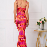 Figurbetontes Maxikleid mit Blumenmuster und Schleifendetails – femininer Sommertraum