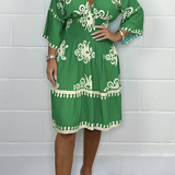 Elegantes Kleid mit Muster und V-Ausschnitt – perfekt für jeden Anlass