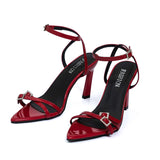 Olive | Lackleder Riemchenabsätze mit goldenen Schnallenakzenten