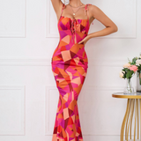 Figurbetontes Maxikleid mit Blumenmuster und Schleifendetails – femininer Sommertraum