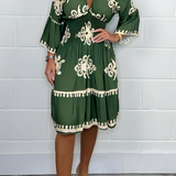 Elegantes Kleid mit Muster und V-Ausschnitt – perfekt für jeden Anlass