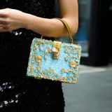 Luxus-Acryl Clutch in Himmelblau mit barockem Golddekor – Vintage-inspirierte Abendtasche