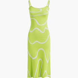 Maisie | Figurschmeichelndes Midikleid mit abstraktem Muster und zarten Spaghettiträgern