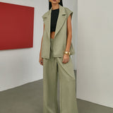 Mila | Ärmellose Weste mit Bindegürtel in Olivgrün – Lässige Eleganz neu definiert