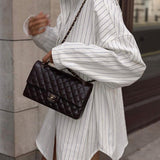 Weißes oversized Hemdkleid mit Streifen – Streetstyle-Look