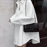 Weißes oversized Hemdkleid mit Streifen – Streetstyle-Look