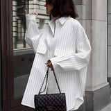 Weißes oversized Hemdkleid mit Streifen – Streetstyle-Look