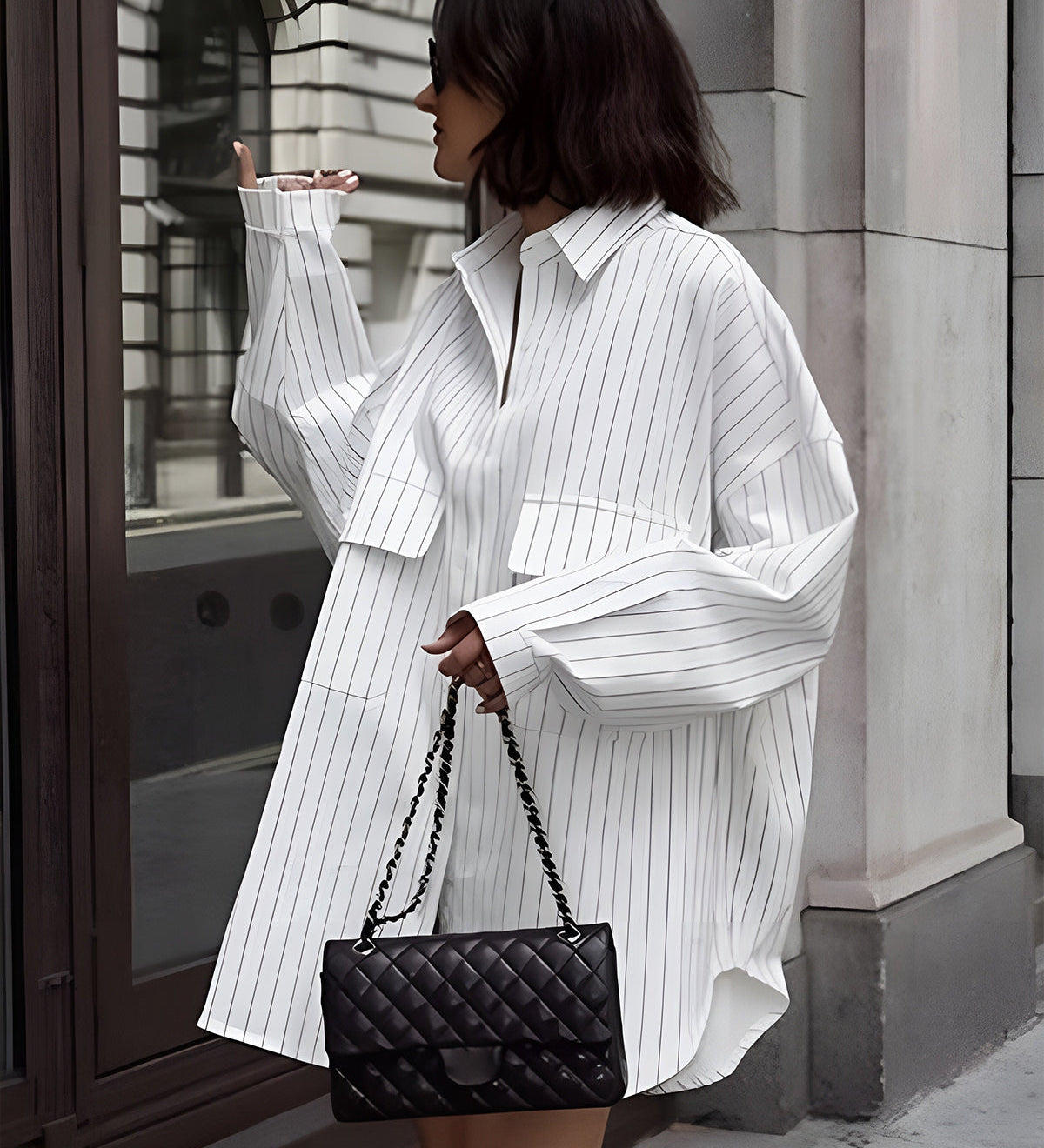 Weißes oversized Hemdkleid mit Streifen – Streetstyle-Look