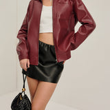 Bordeauxrote Kunstlederjacke