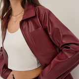 Bordeauxrote Kunstlederjacke